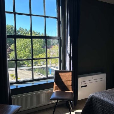 GasteRhoon Groep - wapen van rhoon - hotelkamer - bed - raam - uitzicht
