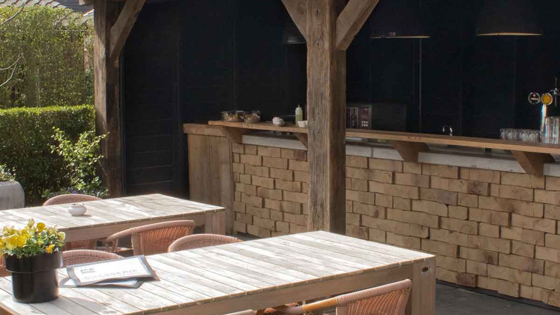 Terras in Het Wapen van Rhoon